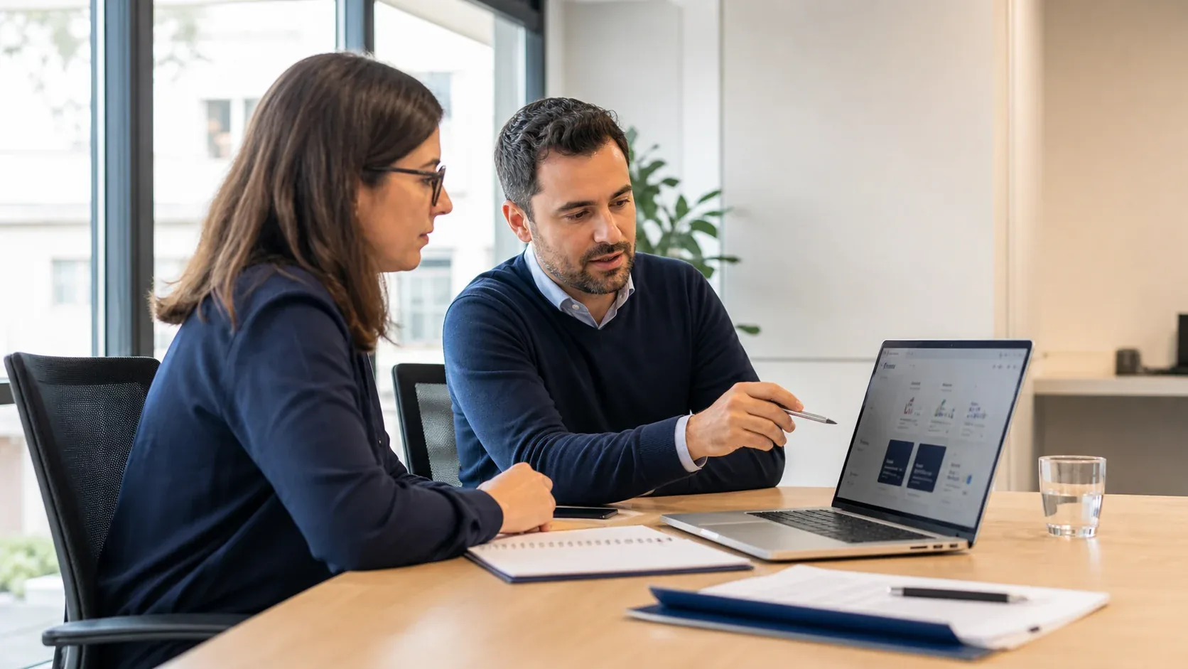 Reunió realista de consultoria tecnològica per revisar software i processos d'empresa